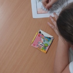 Uczeń koloruje polskie godło