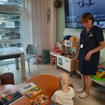 Nauczycielka wita uczestników z okazji Dnia Kropki i zapowiada film „The dot”