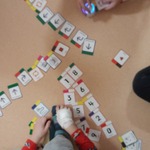 Uczniowie programują robota