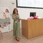 Joanna Chętnik prowadzi warsztaty dla uczestników konferencji w tle baner pracowni życie na słodko