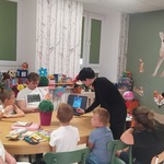 prowadząca i dzieci