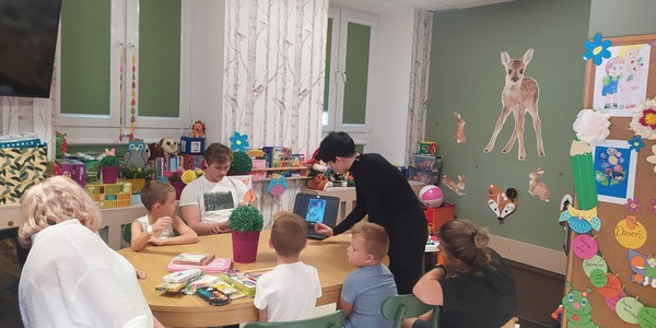 prowadząca i dzieci