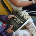 UCZNIOWIE OGLĄDAJA KSIĄŻE NAPISANA PRZEZ PANIĄ DZIEKAN