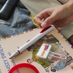 Uczeń z nagrodami na łóżku szpitalnym