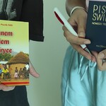 Uczniowie z nagrodami konkursu wiedzy o JP II