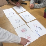 uczniowie oglądają rysunki przedstawiające mechanizm działania wirusa HIV na odporność