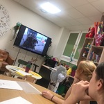 Uczniowie oglądają film edukacyjny Żyć z HIV