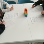 uczniowie rozwiązują test wiedzy o HIV i AIDS