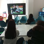 uczennice oglądają film edukacyjny Miało być inaczej