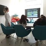 nauczyciel tłumaczy uczniom sceny z filmu edukacyjnego Miało być inaczej