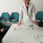 nauczyciel tłumaczy uczniom sposoby zakażenia wirusem HIV