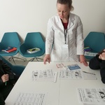 nauczyciel tłumaczy uczniom sposoby zarażenia wirusem HIV