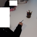 Uczniowie piszą litery w liniuszku