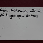 Wykaligrafowany fragment wiersza Adama Mickiewicza „Do M”.