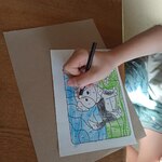 uczennica koloruje kundelka według cyferkowego kodu