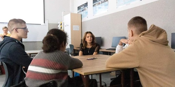 UCZESTNICY WARSZTATÓW W CZASIE WYKONYWANIA ZADANIA