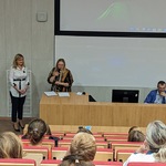 Pani Dyrektor Zespołu Szkół nr 15 w Białymstoku Elżbieta Sokólska wita Panią Joannę Misiuk