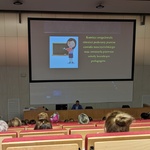 Pani Anna Jabłońska zapoznaje gości z treścią prezentacji dotyczącej Dnia Edukacji Narodowej