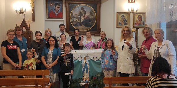 Uczestnicy modlitwy różańcowej w kaplicy UDSK z różańcami misyjnymi