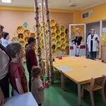 Nauczyciele, rodzice i dzieci z I Kliniki Chorób Dzieci wykonują hymn państwowy