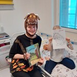 Nauczycielka i dziecko w trakcie spotkania czytelniczo-plastycznego z okazji Dnia Postaci z Bajek