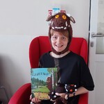 Nauczycielka trzyma książkę Gruffalo, pluszaki będąc w przebraniu za głównego bohatera