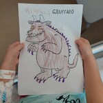 Ilustracja stwora Gruffalo, którą dziecko pokolorowało i dorysowało wybrane elementy w wyglądzie
