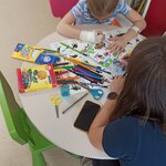 dzieci pracują przy stoliku