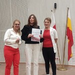 M. Ossowska odbiera dyplom za 3. miejsce plakatu pod jej kierunkiem