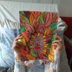 Portret jeża na tle z kolorowych liści