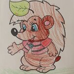 Portret jeża malowany kredkami