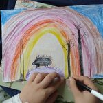 Portret jeża na tle tęczy