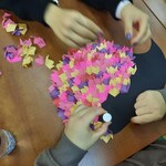 przyklejamy kolce złożone w technice origami