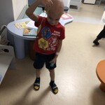 Chłopiec trzyma jeża z włóczki