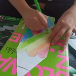 Dziecko koloruje kredkę