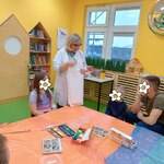 Pani Agnieszka tłumaczy zasady wykonania prac plastycznych
