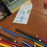 Kredka z niebieskimi małpkami