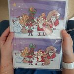 Dziecko porównuje obrazki w tematyce mikołajowej