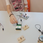 uczeń buduje obwód elektryczny