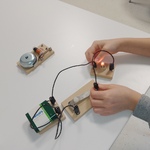4 uczeń buduje obwód elektryczny.jpg