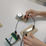 Uczeń buduje obwód elektryczny