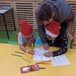 Dzieci z mamą liczą ozdoby choinkowe