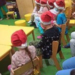 Dzieci słuchają historii św. Mikołaja