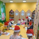 Dzieci liczą ozdoby choinkowe