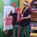 Chłopiec układa Mikołaja