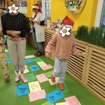 Dziewczynka z mamą idzie po kolorowych obrazkach
