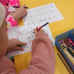 Dziewczynki liczą ozdoby choinkowe