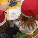 Dziewczynki uzupełniają kartę pracy