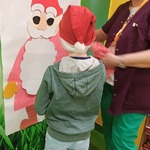 Pani Ania pomaga ułożyć Mikołaja