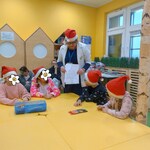 Uczestnicy zajęć słuchają pani Agnieszki